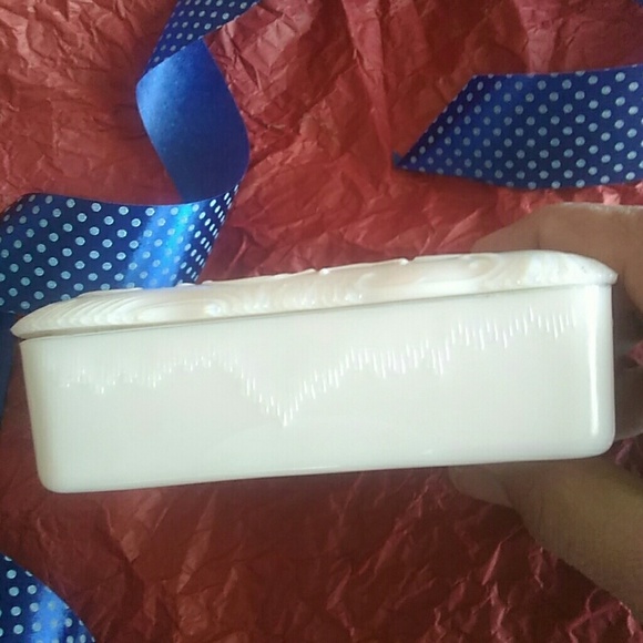 Vintage Milk glass trinket box GUC - Picture 2 of 4